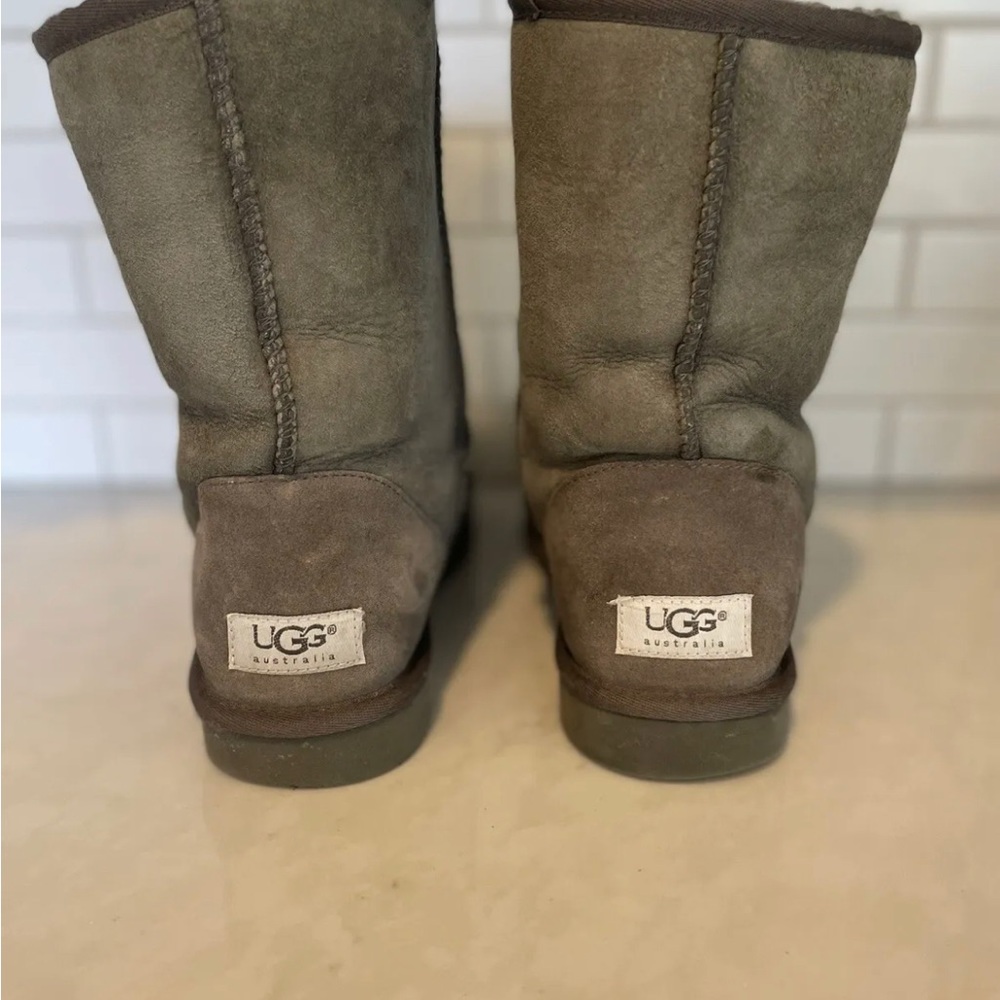 pre-owned Uggs.  Gray. Classic Short